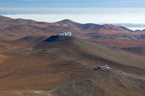 Aerial view of Paranal with VISTA in the foreground and the Very Large Telescope in the background./Crédito: ESO/G.Hüdepohl 