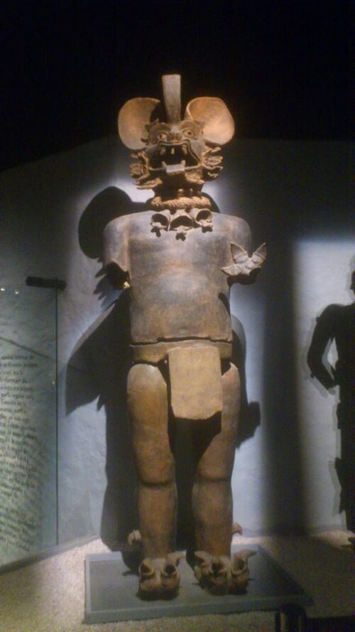 Tzinacan murciélago de la cultura mexica o azteca, la figura se encontró en Chalco, Estado de México. Museo del Templo Mayor. Fotografía por Marisol Martínez.