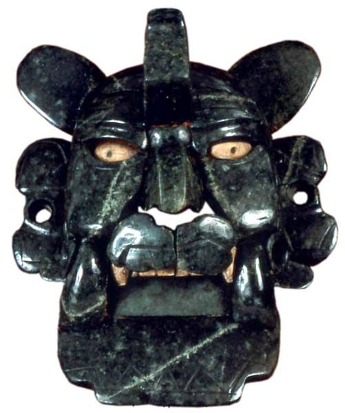 Bigiridiri beela o bigiridi zinia (murciélago), cultura zapoteca, pectoral del preclásico tardío. Monte Albán, Oaxaca. Fotografía de Rafael Doniz.