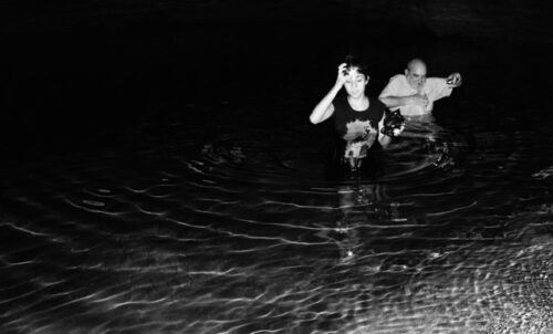 Fig. 4: Con el agua hasta el pecho Begoña y el Dr. Medellín atraviesan una sección inundada de la cueva de Juxtlahuaca, Gro.
